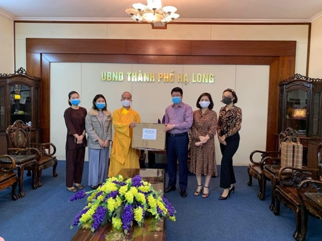 Chùa Tiêu Dao trao tặng 2.000 khẩu trang y tế cho UBND TP. Hạ Long và huyện Bình Liêu 