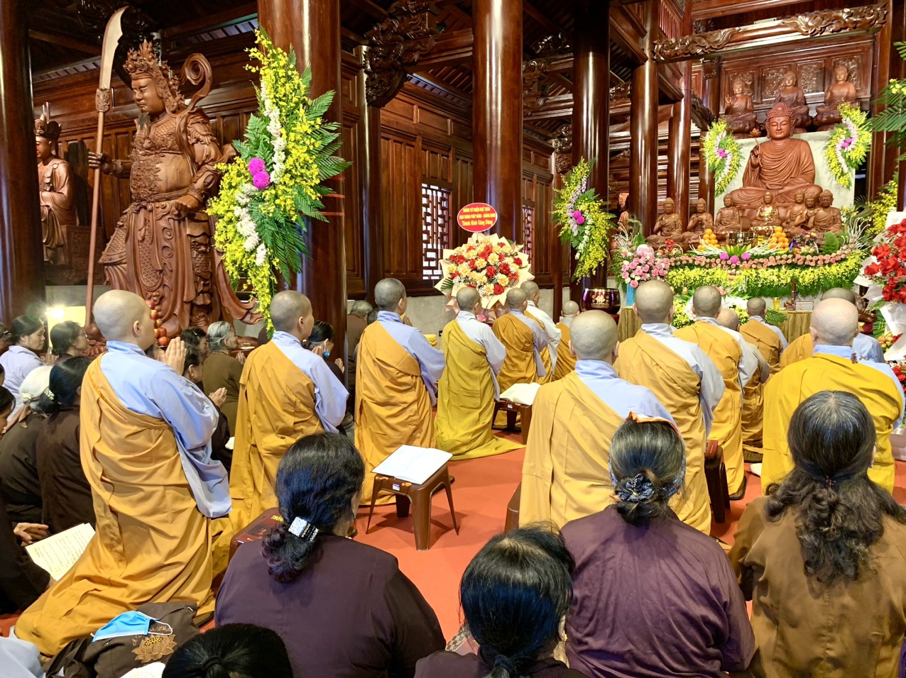 Trang nghiêm lễ dát vàng tượng Phật tại chùa Quang Nghiêm (TP. Hạ Long) 