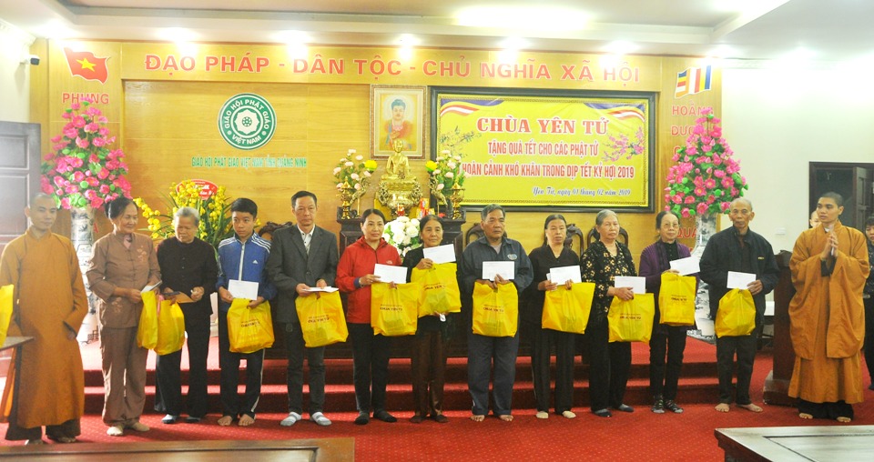 Chùa Yên Tử trao 119 suất quà Tết cho các gia đình Phật tử có hoàn cảnh khó khăn trên địa bàn thành phố Uông Bí 