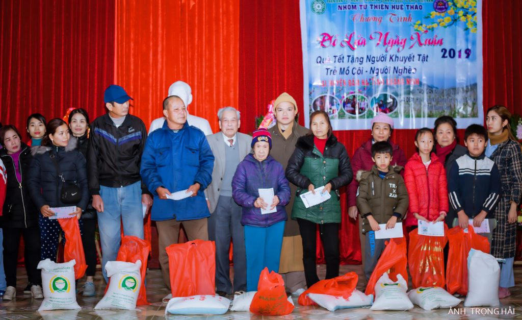 Ban Từ thiện đối ngoại và quan hệ Quốc tế thực hiện chương trình “Đỏ Lửa Ngày Xuân” đến với bà con nghèo, khuyết tật và trẻ em mồ côi 