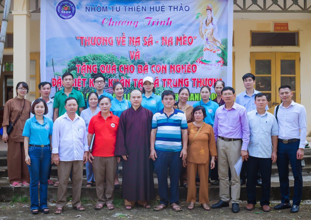 Trao tặng 70 triệu đồng cho các gia đình lũ lụt tại Thanh Hóa 