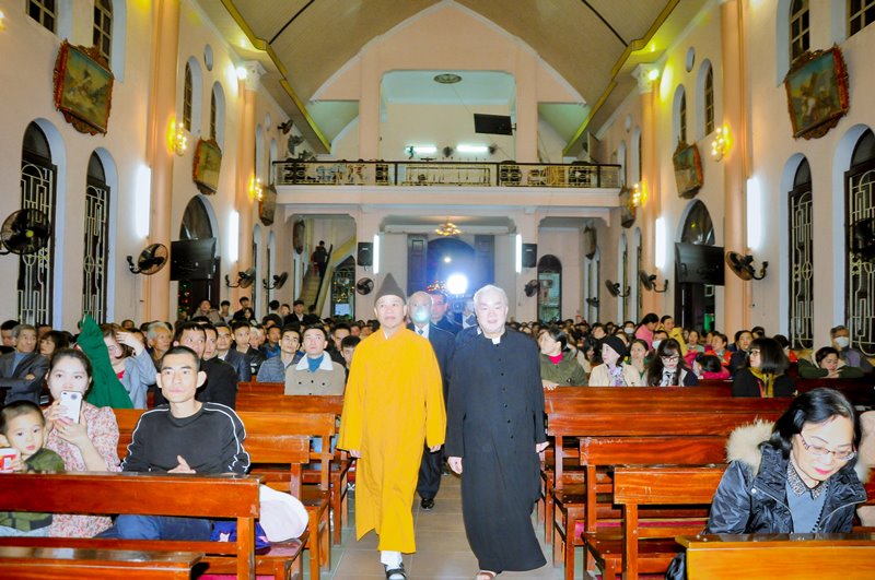 Ban Trị sự Phật giáo tỉnh Quảng Ninh tới thăm và chúc mừng Giáng sinh tại nhà thờ chính xứ Hòn Gai 