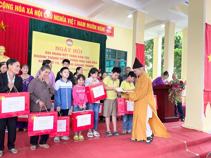 Hoà thượng Thích Thanh Quyết dự Ngày hội Đại đoàn kết toàn dân tại Tp. Uông Bí và trao quà cho các gia đình có hoàn cảnh khó khăn 