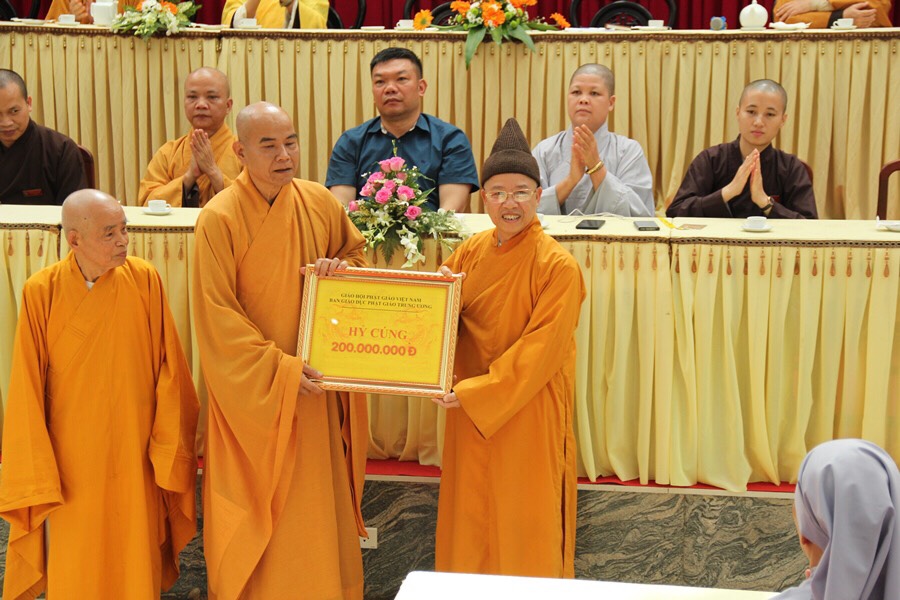 Thượng tọa Thích Thanh Quyết thăm và cúng dàng tại các trường Phật học ở Huế và Đà Nẵng 