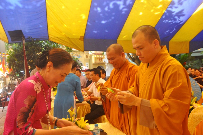 Hàng ngàn Phật tử TP. Hạ Long về chùa Long Tiên tham dự Đại lễ Vu Lan Báo Hiếu 