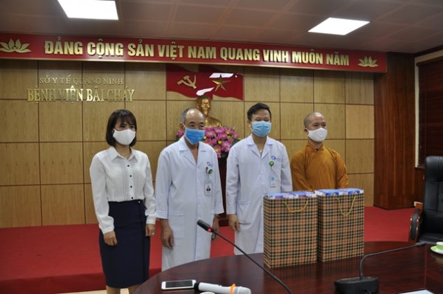 Chùa Tiêu Dao trao tặng 5.000 khẩu trang cho người dân và 3 bệnh viện 