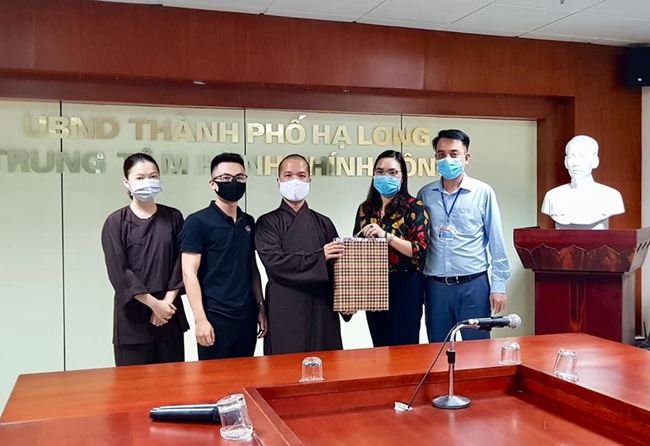Chùa Tiêu Dao trao tặng 2.000 khẩu trang y tế tới UBND huyện Ba Chẽ và Trung tâm Hành Chính Công TP. Hạ Long 
