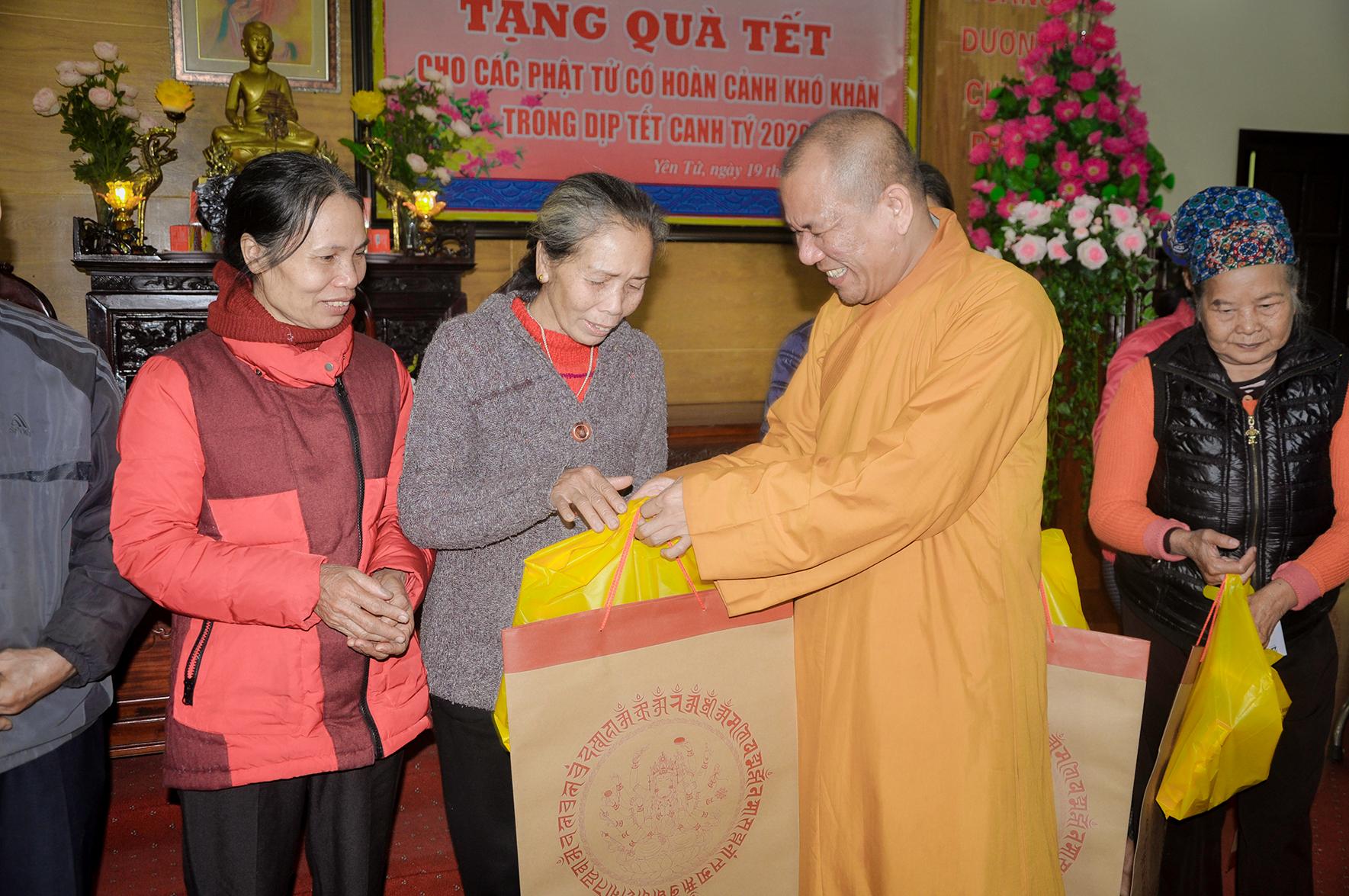 Chùa Yên Tử trao 130 suất quà Tết cho các gia đình Phật tử có hoàn cảnh khó khăn 
