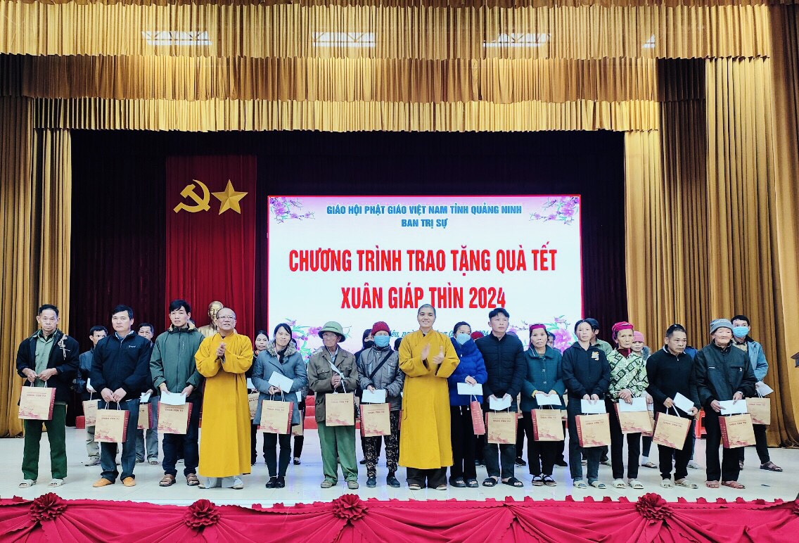 Giáo hội Phật giáo tỉnh Quảng Ninh tặng quà tết cho các hộ nghèo, khó khăn huyện Bình Liêu 