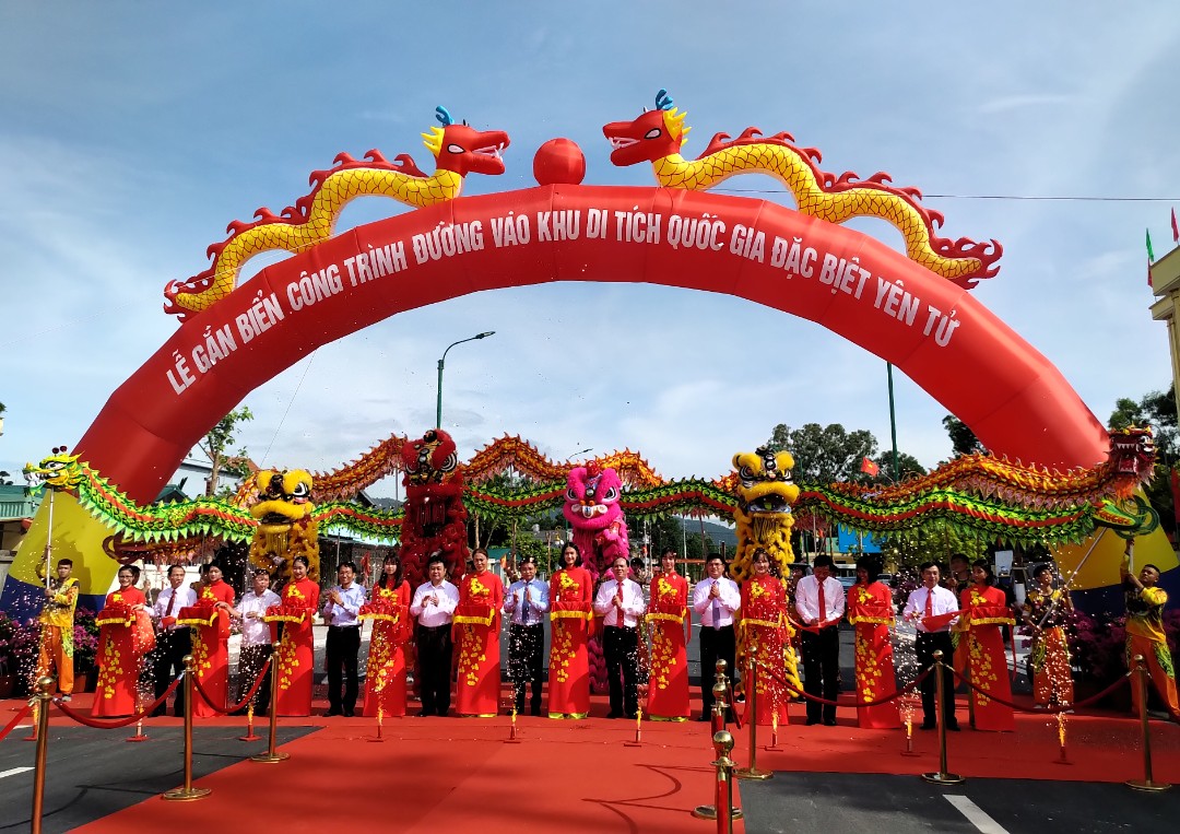 Lễ gắn biển chào mừng Đại hội Đảng bộ tỉnh cho công trình Đường vào khu di tích Yên Tử 