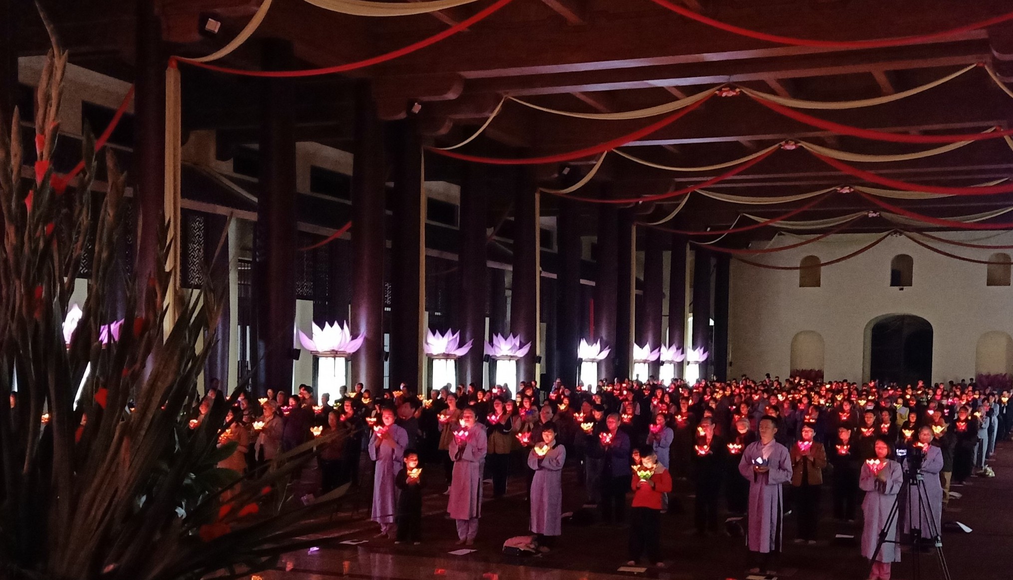Thiêng liêng đêm hội hoa đăng Vía Đức Bồ Tát Quán Thế Âm và cầu nguyện hướng về miền Trung tại Yên Tử 