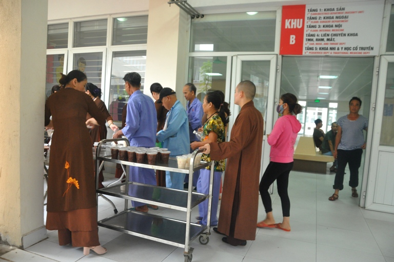 Ấm lòng từ những nồi cháo thiện nguyện của Ban Trị sự Phật giáo thị xã Quảng Yên 