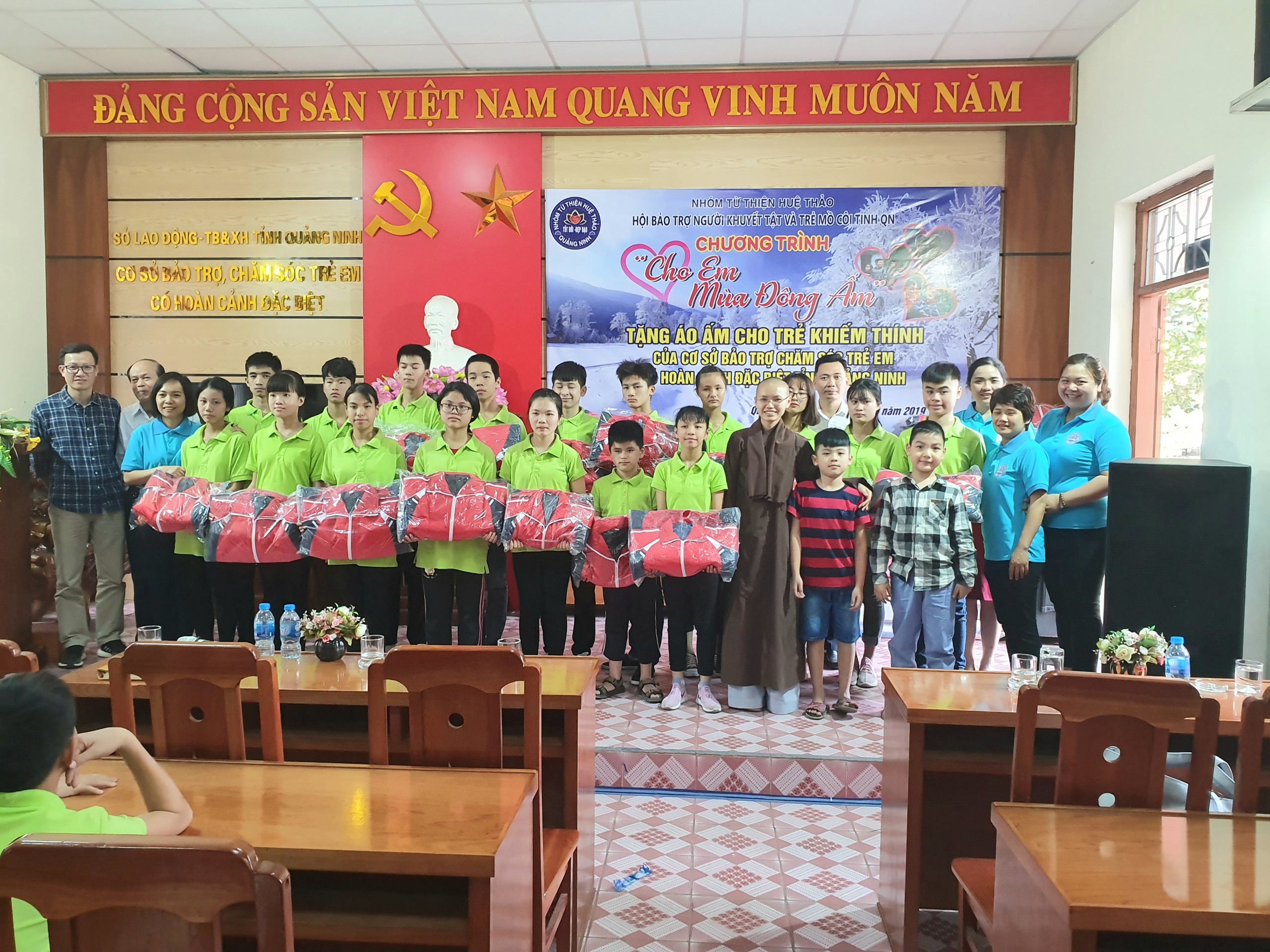 Nhóm từ thiện Huệ Thảo tặng áo ấm cho trẻ khiếm thính 