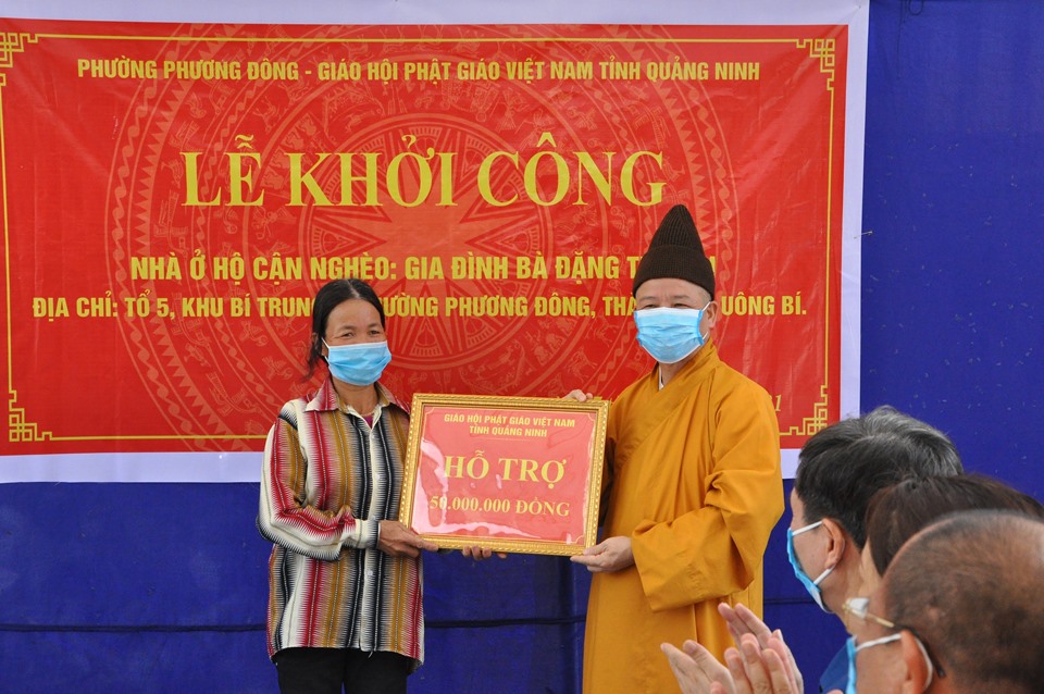 Ban Trị sự Phật giáo tỉnh Quảng Ninh trao 100 triệu đồng ủng hộ xây nhà ở cho 2 gia đình hộ nghèo tại TP. Uông Bí 
